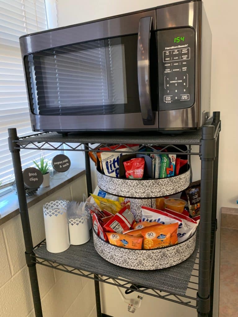 Revolving Snack Tray: DIY decoupage with paper for dorm room