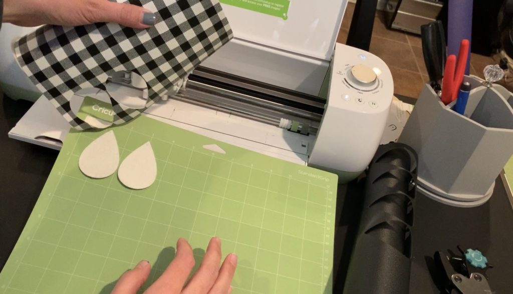 Making snowman faux leather earrings on the cricut machine