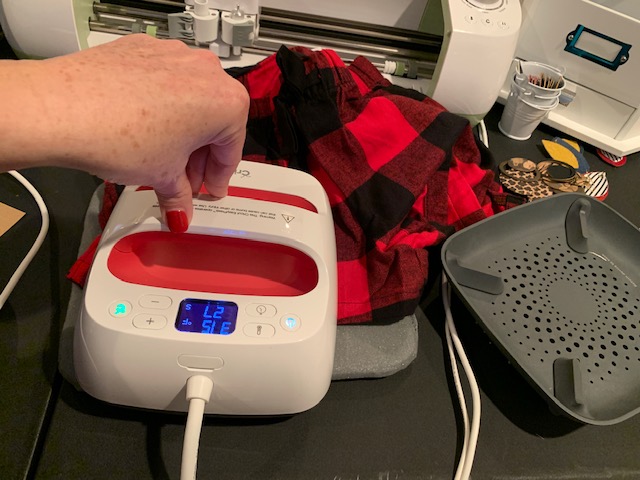 Cricut Easy Press, ironing on heat transfer vinyl