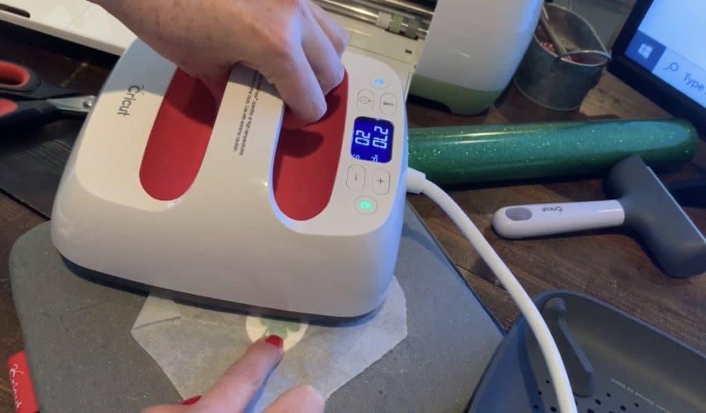 using Cricut easy press 2 to adhere heat transfer vinyl