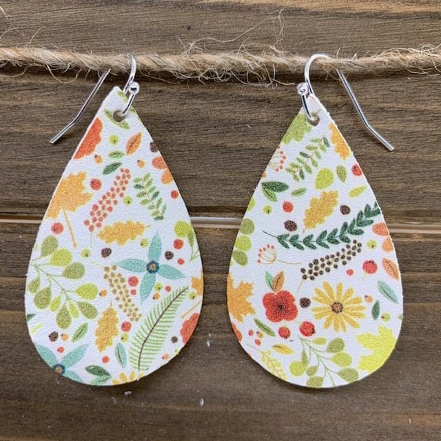 Cut geuniune leather with a Cricut to make these diy leather earrings