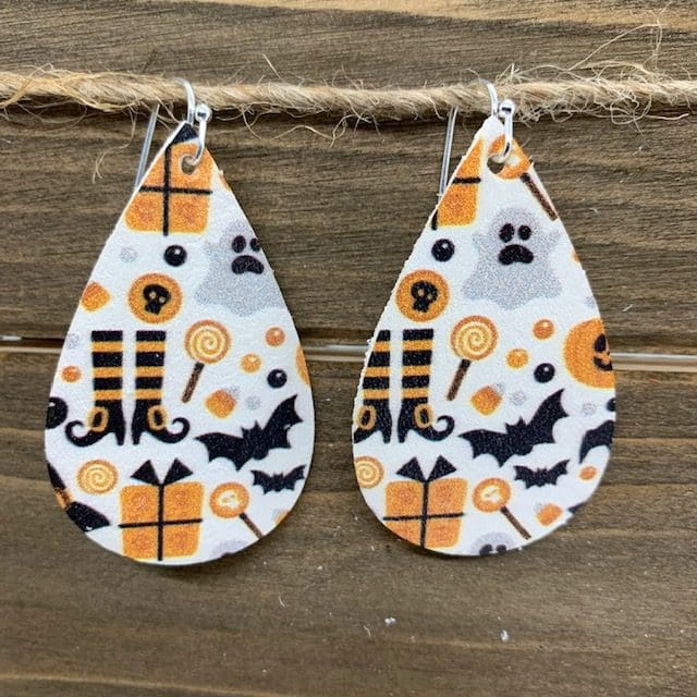 Cut geuniune leather with a Cricut to make these diy leather earrings