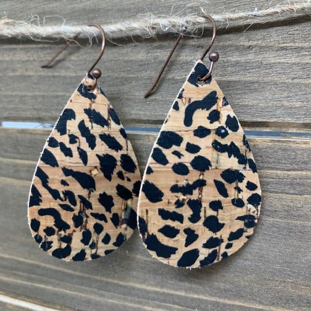 Cut geuniune leather with a Cricut to make these diy leather earrings