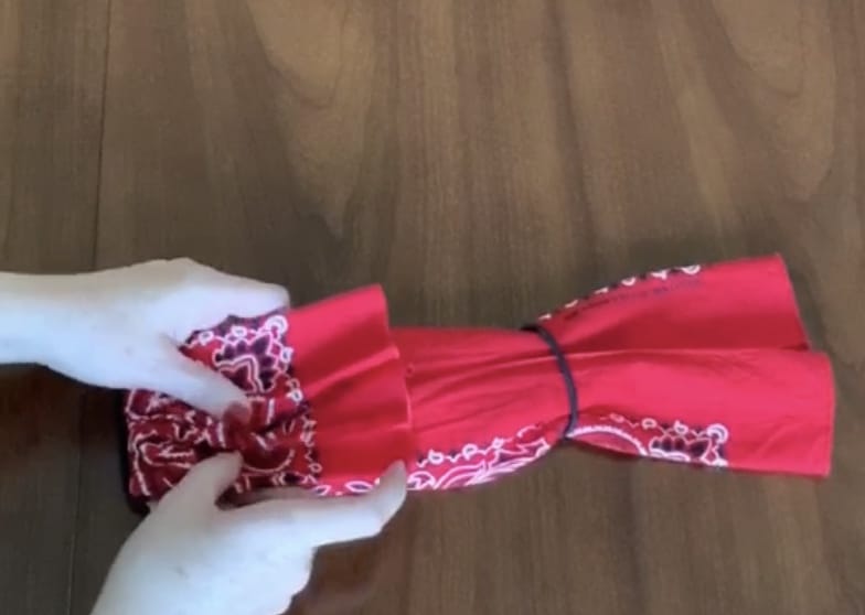 diy no-sew face mask with bandana and hair ties