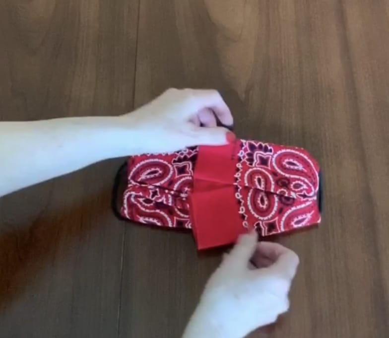 diy no-sew face mask with bandana and hair ties