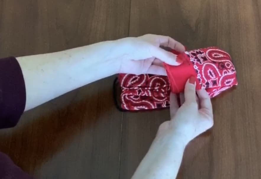 diy no-sew face mask with bandana and hair ties