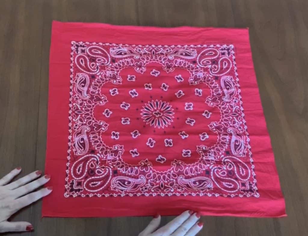 diy no-sew face mask with bandana and hair ties