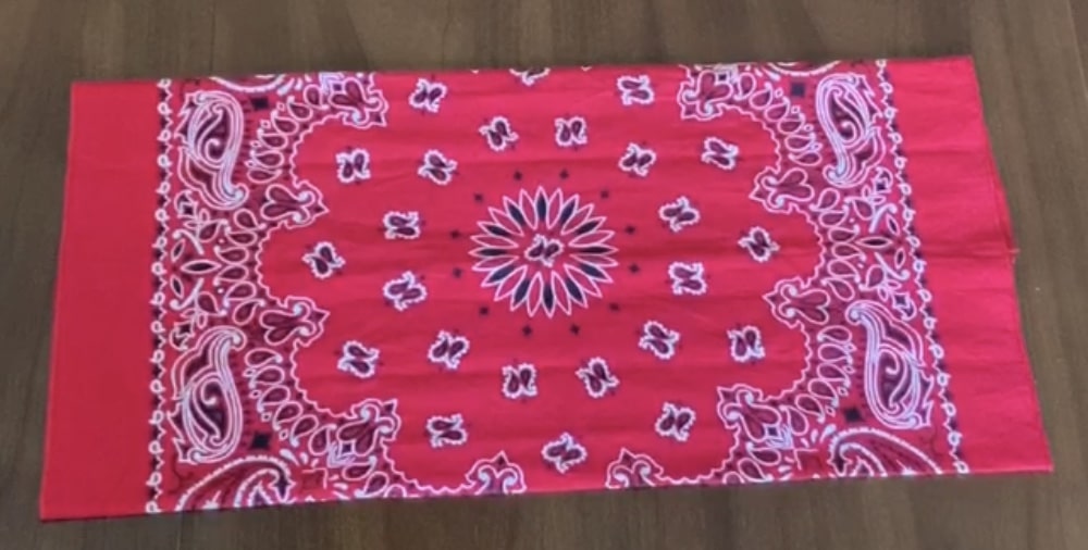 diy no-sew face mask with bandana and hair ties