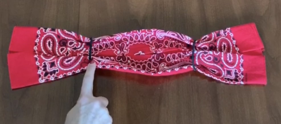 diy no-sew face mask with bandana and hair ties