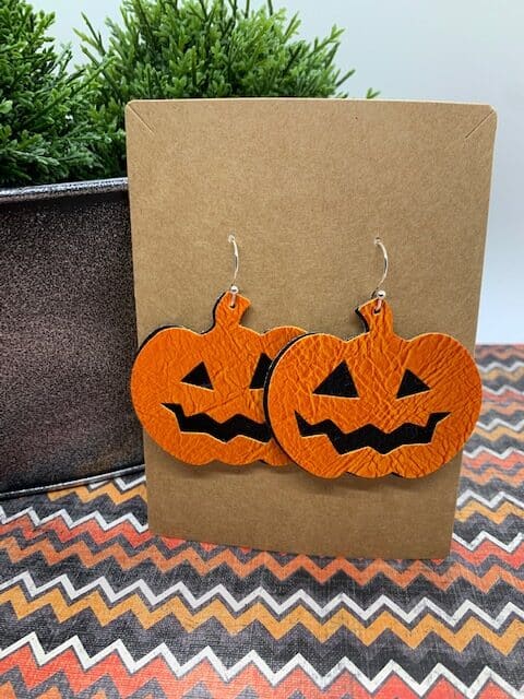 pumpkin earrings diy, making Halloween faux leather earrings