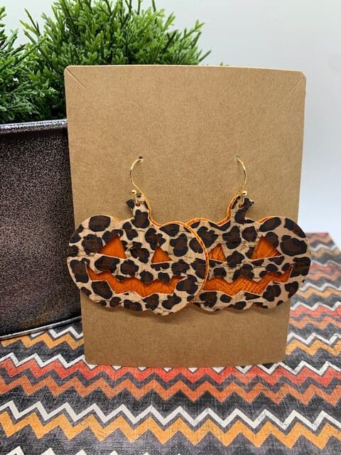 pumpkin earrings diy, making Halloween faux leather earrings