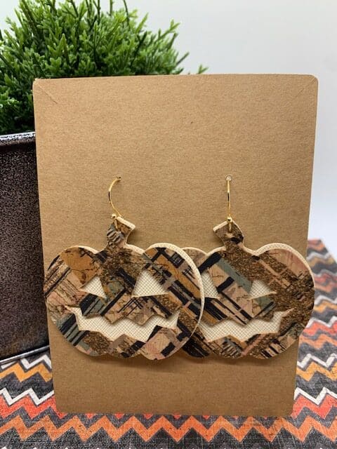 pumpkin earrings diy, making Halloween faux leather earrings