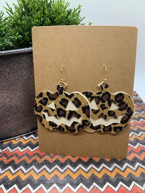 pumpkin earrings diy, making Halloween faux leather earrings