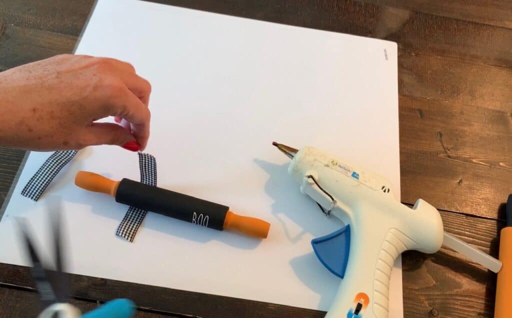 how to put words on Halloween rolling pins diy